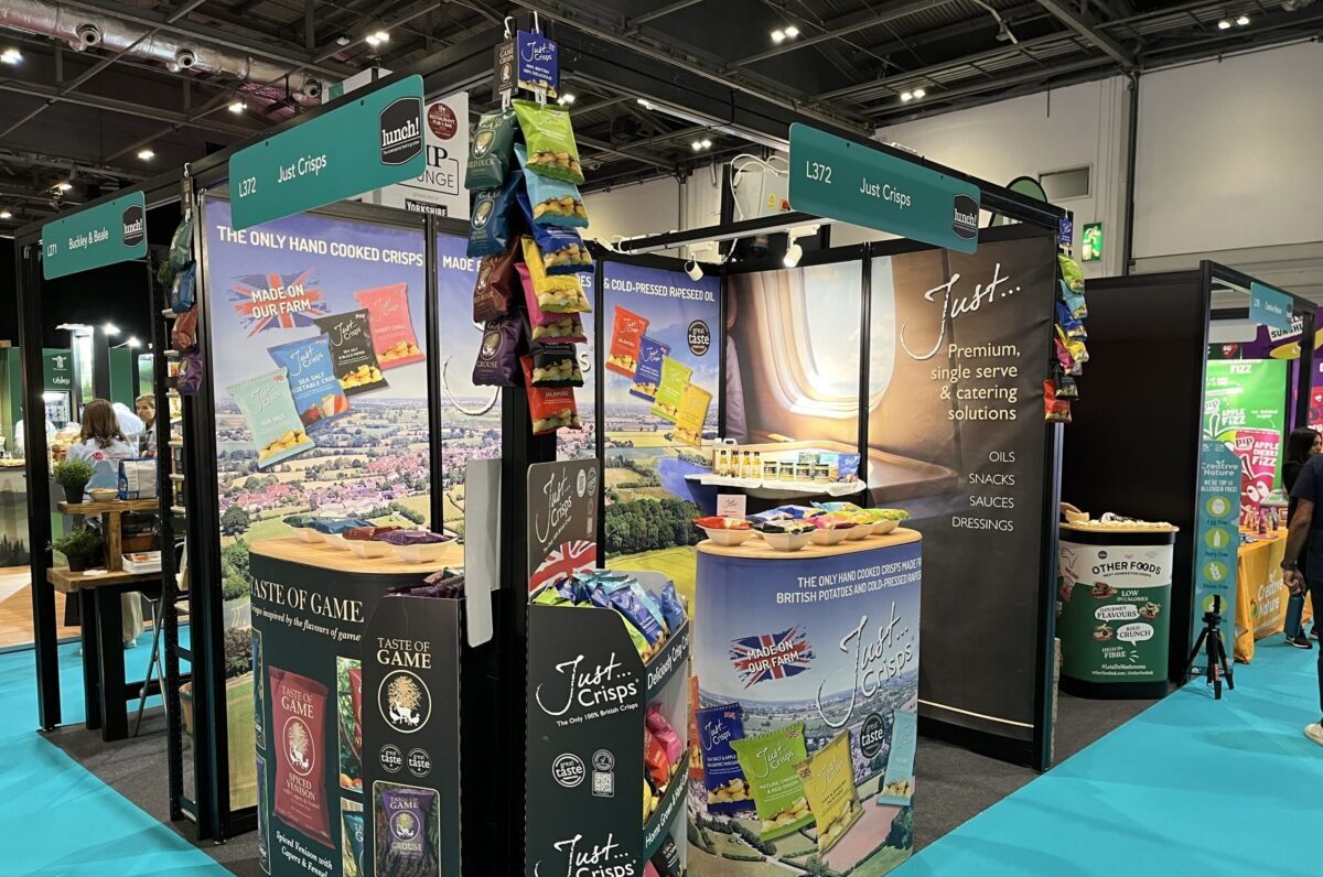 Read more about the article The Science of the “Stop”: How to Design Exhibition Graphics That Halt Foot Traffic